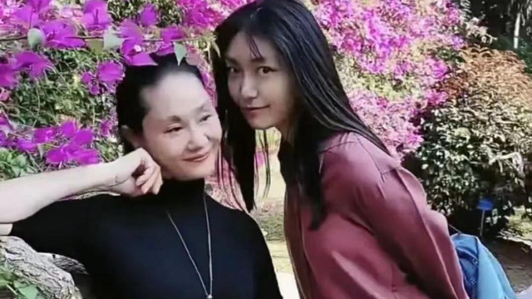 倚龙说情感|于文华晒23岁女儿，长相清秀身材高挑，被指老成早熟不像23岁