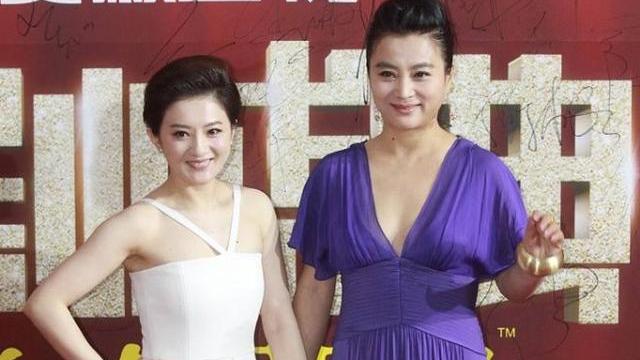 穿衣搭配|40岁金铭再无“婉君”灵气，穿抹胸套装成熟有范，短发飒气却显龄