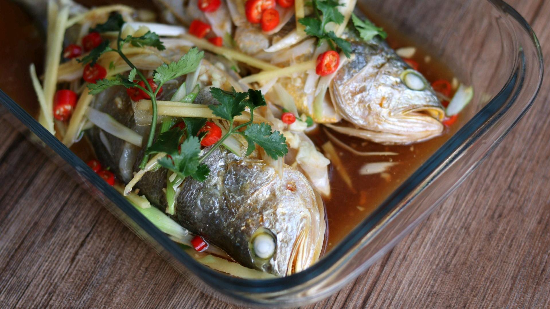 黄花鱼|黄花鱼别再炖了，锅里蒸一蒸，味道太鲜美了，少油烟更健康