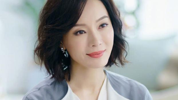 发型|女人到了中年，发型别再乱剪，试试陈数的短烫发，这样洋气减龄