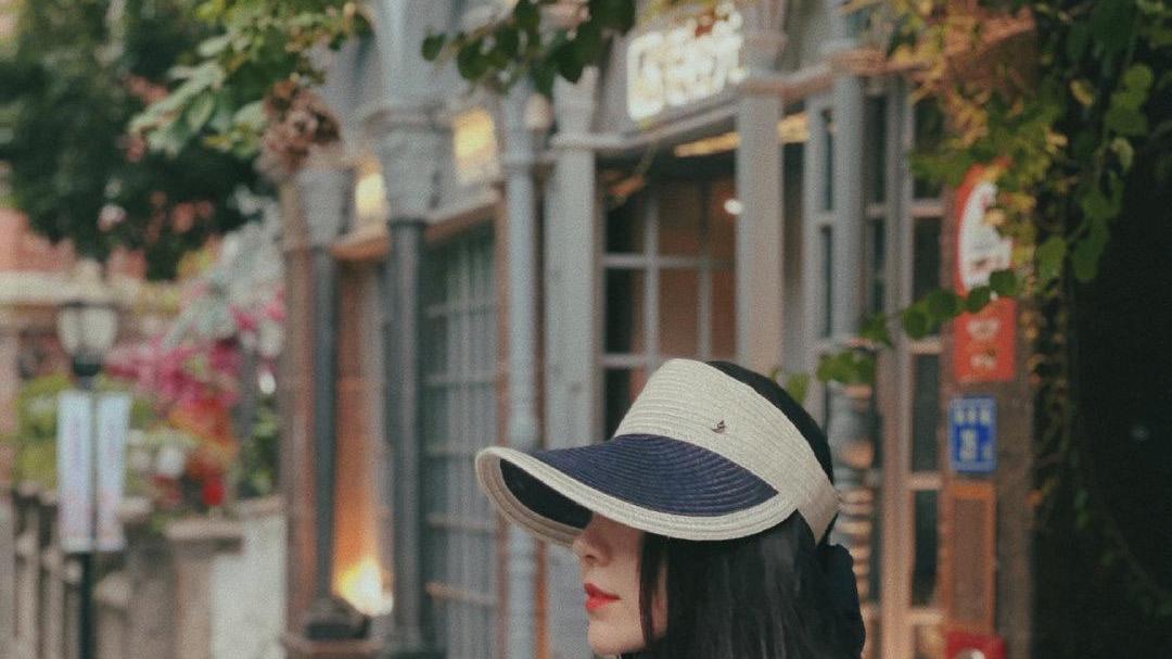 黄梦莹旅游街拍照，印花连衣裙很有夏天的感觉，快get同款太阳帽