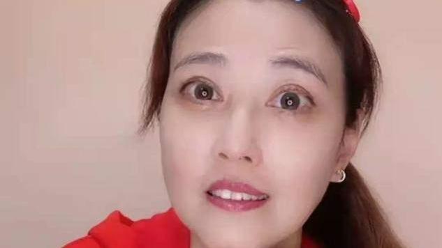 美颜 周海媚首次开直播，无美颜皮肤超紧致，斜扎马尾戴少女发卡很真实