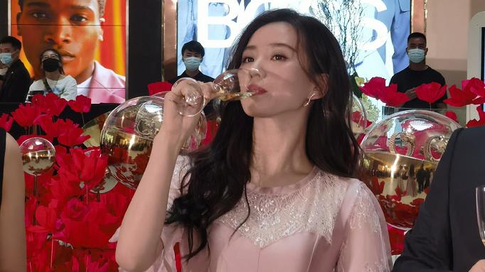 披卷发穿温柔粉裙似仙女下凡，刘诗诗现身成都某活动现场，