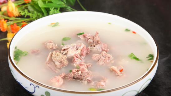 |炖羊肉用料太多是大错！记住只加这3样料，炖好后汤鲜肉美、好吃