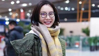 陈数的气质可真好,穿墨绿色的羽绒服配短发,看着像大学生一样 墨绿色,羽绒服羽绒服,穿着,秋冬,效果,质感