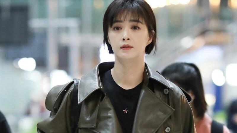 化妆 蒋欣真是大骨架穿搭模板，用短夹克遮“丑”，梳短发看着真娇嫩