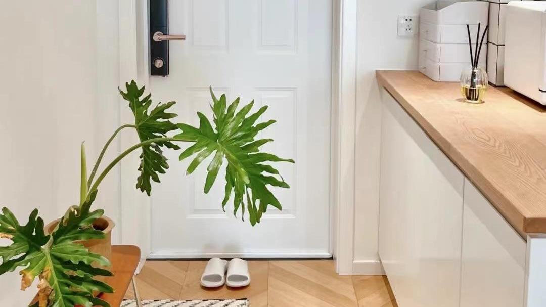 98㎡原木风新居，大白墙搭配原木家具，朋友来家做客都说像大平层