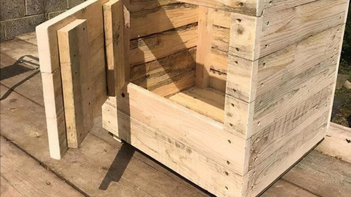 自制木板花坛，专门底部留个小门，用来种菜，简直是再好不过了