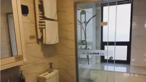 顽固不化的老婆非要在卫生间砌飘窗台，装完后我就竖拇指不吱声