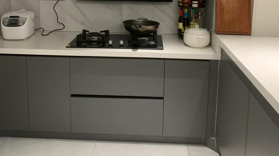 墙面贴全瓷砖的的业主请注意，全瓷砖打孔请用专用钻头