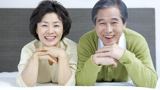 安安漫谈情感|有些女人已经过了60岁了，为什么还要出轨？两个女人说出了大实话
