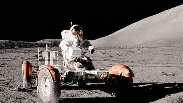 月球 50多年前，宇航员在月球上扔了96袋纸尿裤，如今为何成了香饽饽？
