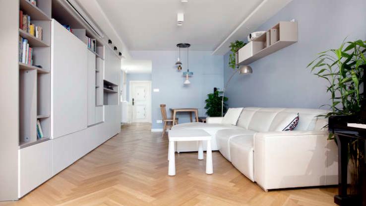 六口之家也能温馨又实用，一面电视墙，就能解决收纳问题