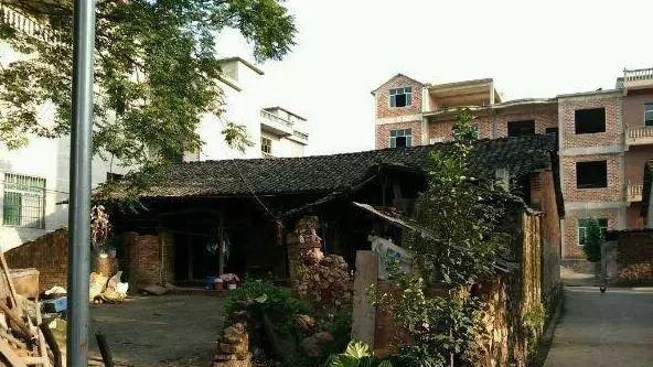 堂哥花20万盖房，盖一半没钱了，直接入住毛坯房，被全村人嘲笑！