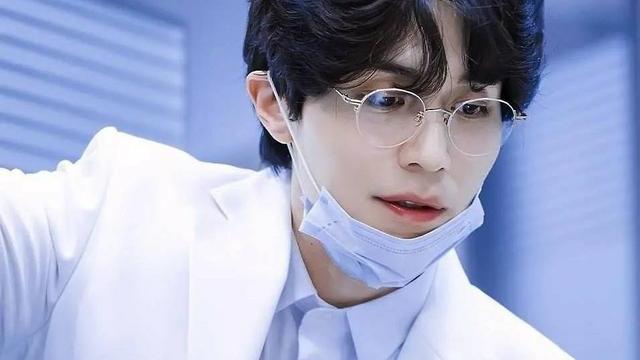 穿衣搭配|李栋旭新剧路透：中长发发型引审美疲劳，粉丝希望他换短发