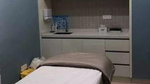 脱毛 女子体验免费私密处脱毛项目，没想到抬头看到这一幕