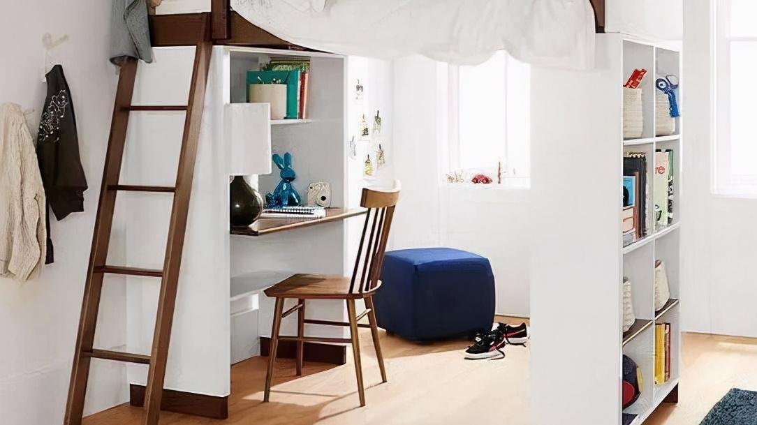 小户型的装修模板：木板电视墙向上延伸，再多做一层“有效”卧室