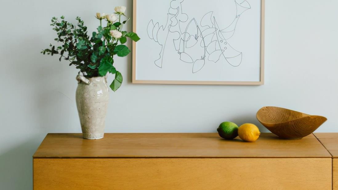 日本太太晒原木家具，房间装修简单，一人独居，充满岁月静好