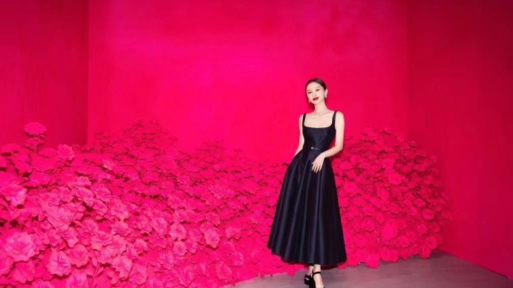 王子文|王子文难怪人称“曲妖精”，红唇配黑裙精致又贵气，巴掌脸太加分