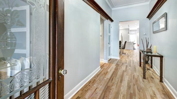 家装铺地板前，切记做好清洁工作，否则很容易影响铺贴效果