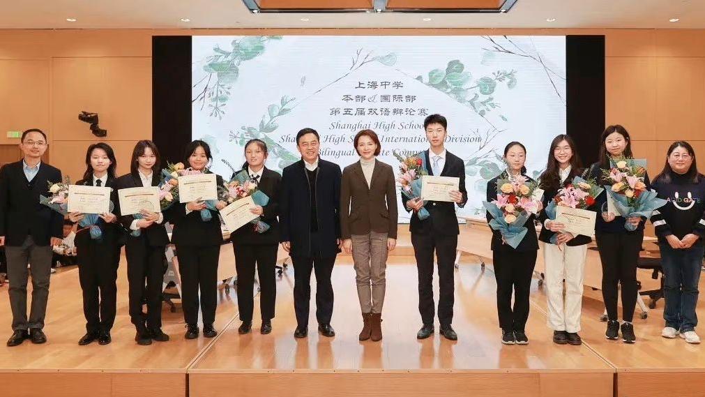 董卿 董卿久违露面当评委，穿企业家造型腿瘦得像竹竿，炸毛刘海抢镜