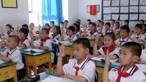 天明情感说 领导子女的学生就很吃香？涉事班主任受到处分，他们为谁背了黑锅