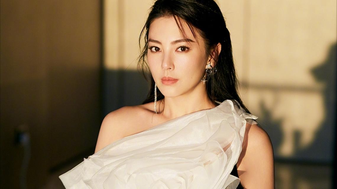 花影故事|让男人“上瘾”的女人：漂亮地踩着高跟鞋，朝负能量狠狠挥拳