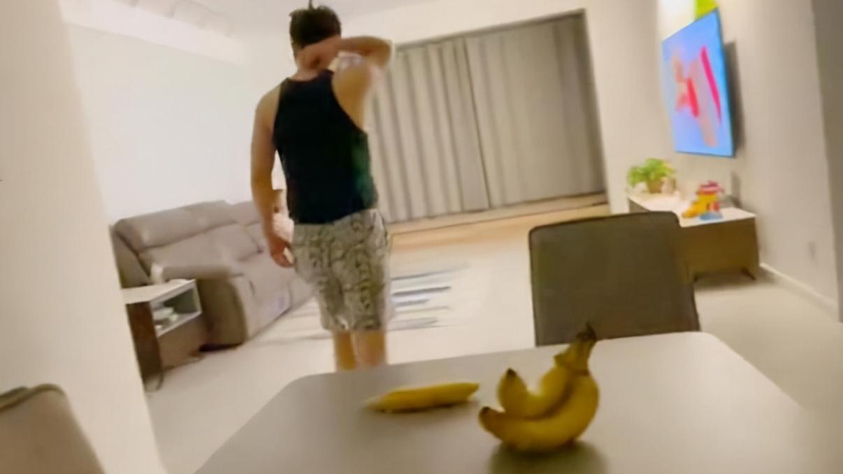 天津一女子让老公喊女儿回房睡觉，镜头摇到客厅，装修风格亮了！