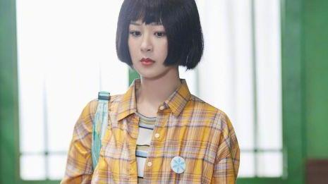 衬衫 杨紫黄色格子衬衫出镜，齐眉刘海太飒，粉丝惊叹不已！