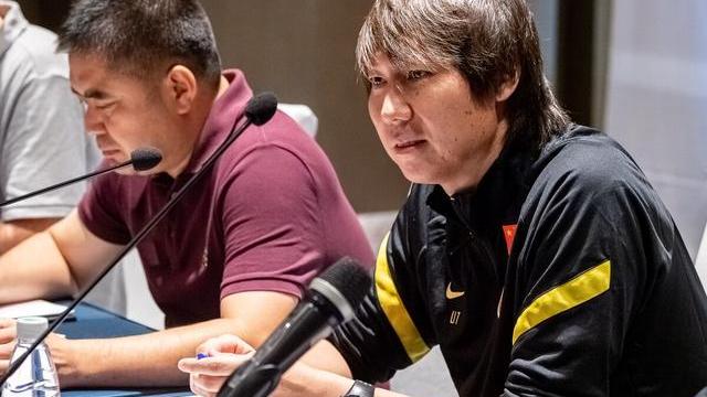 路人神情|李铁2026年的大合同能否接得住还是成绩说了算