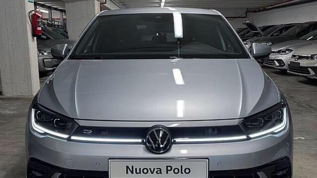 海外版新款大众Polo实车，配置R-line运动套件，设计贯穿式大灯+四个排气孔！