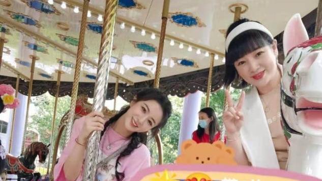 薇娅|薇娅罕晒全家福，女儿正脸曝光方脸随爸，她扎马尾发际线比老公高