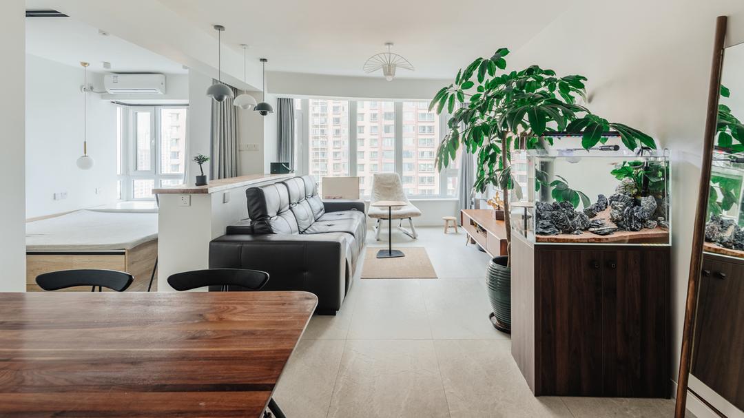 年轻人真会玩，用窗帘隔出一间卧室，吧台当沙发背景，生活太幸福