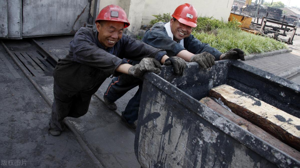 月薪一万五，五十五岁就能退休，在煤矿工作的人有未来吗？