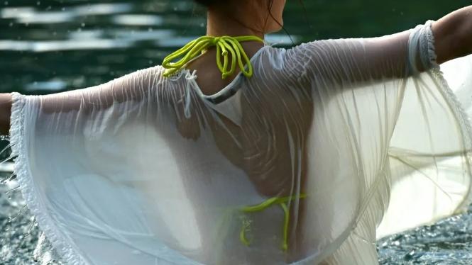 李沁|选不对衣服好尴尬！李沁这件衣服穿着仙气飘飘，一下水变透明了