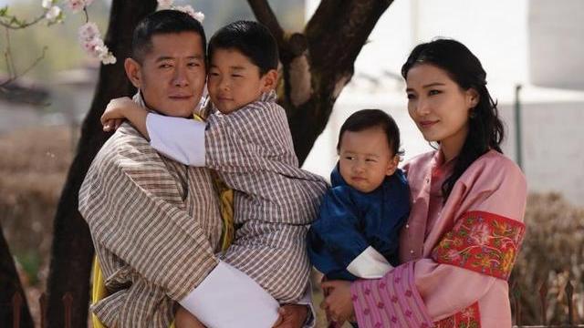 陈媛说 不丹王后被限制公务！4月挂历使用旧照片，帝后用孩子隔开距离