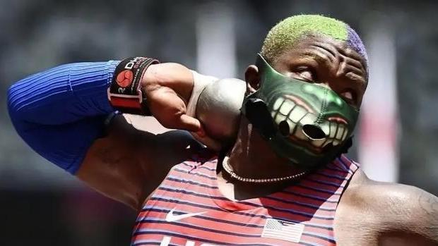 情感维护|桑德斯在领奖台上赤裸裸的抗议真是大胆，她在不满什么呢