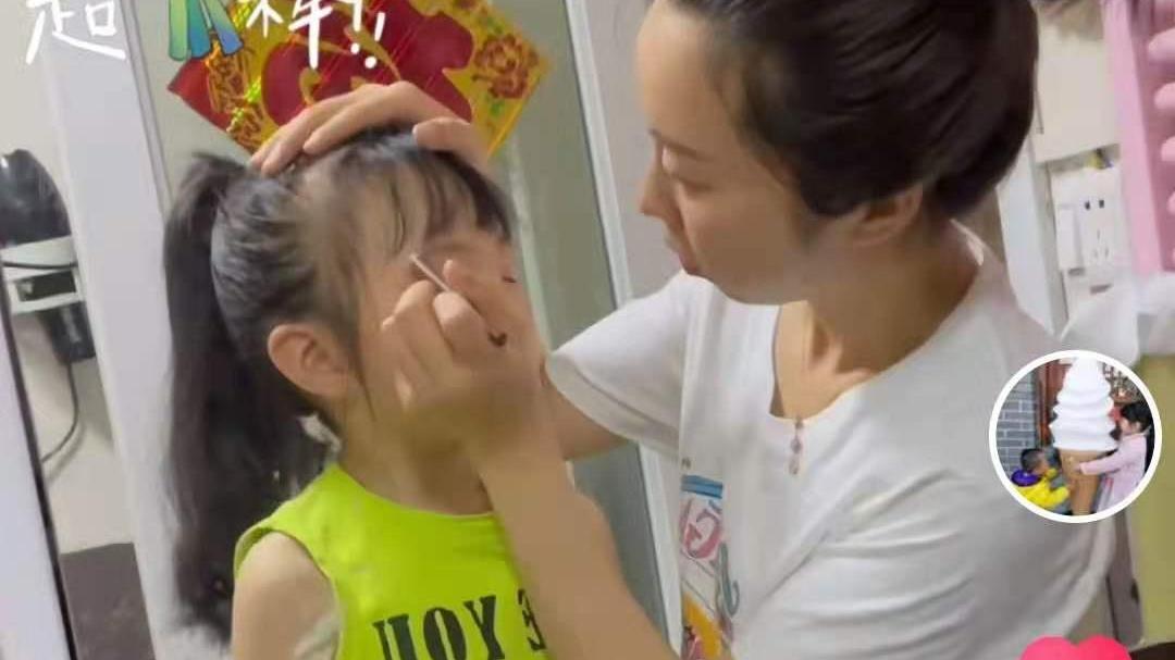 越过沙丘|奇奇和悦悦在直播间表演节目助力田静，网友：孩子这么小，合适吗