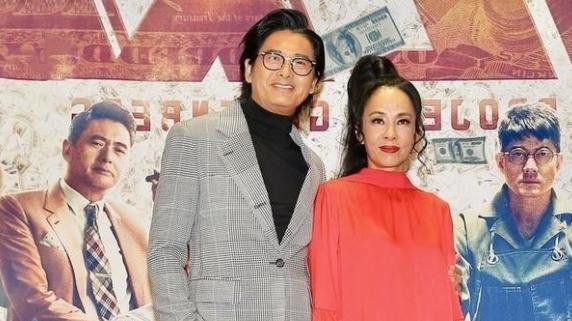 高马尾|周润发妻子扮嫩真有一套，高马尾配小红裙，62岁打扮新潮不输00后