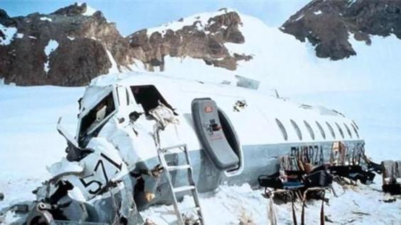 空难 1972年安第斯空难：幸存者靠吃同伴活下来，要生命，还是道德？