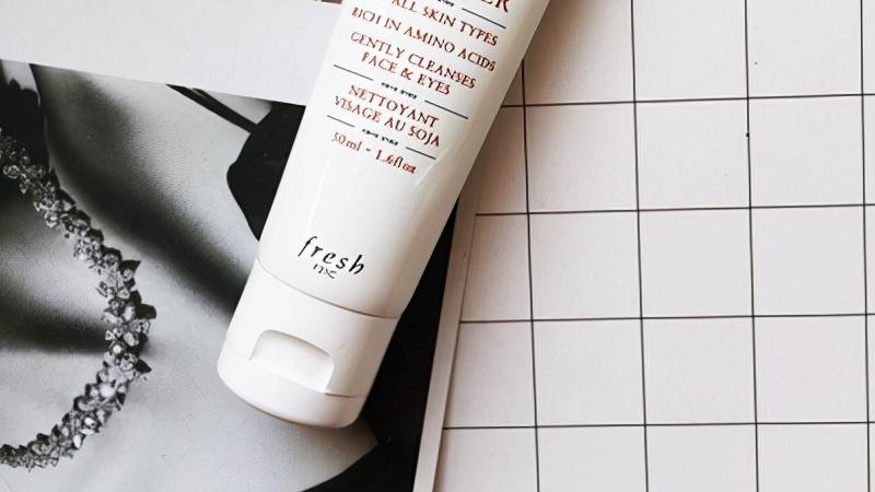 洗面奶 温和补水洗面奶，使用后肌肤分外柔嫩光泽。