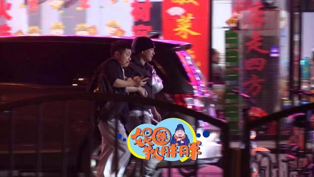 王栎鑫|32岁男星离婚后深夜买醉，被两好友搀扶着走路，腿脚不稳走路摇晃