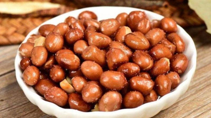 下酒菜|炒花生米，记住“一个窍门”，出锅后酥脆不糊，比直接炒更好吃