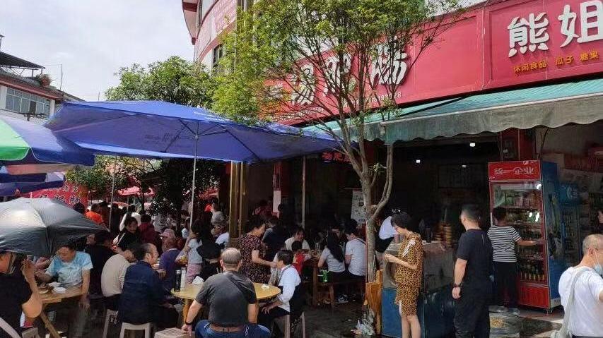 芋头|四川小镇上上过电视的肥肠店，早上7点食客就过来吃“肥肠宴”