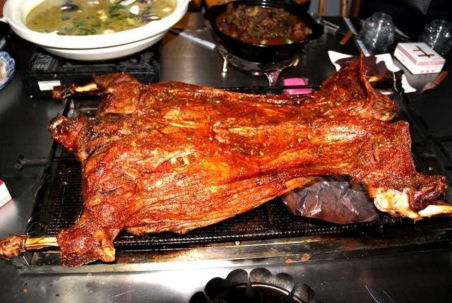 烤全羊|曾经火遍大江南北的烤全羊，为何现在没人吃了？三个原因搞丢顾客！