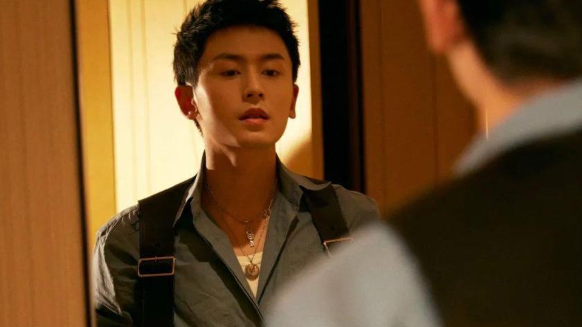 张哲瀚|张哲瀚身材登热搜，方形臀部抢镜，肖战同款“假屁股”？