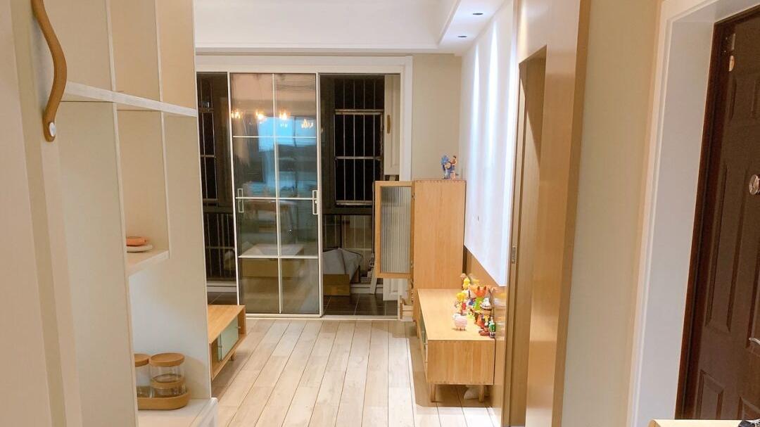 朋友家新房，全屋铺木地板很温馨，设计了隐形门电视墙特别喜欢！