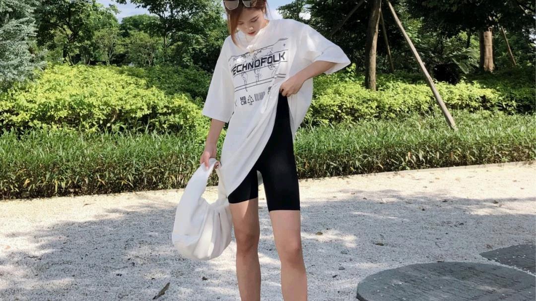 短裤已经失宠了，今夏流行骑士裤，时髦帅气还百搭