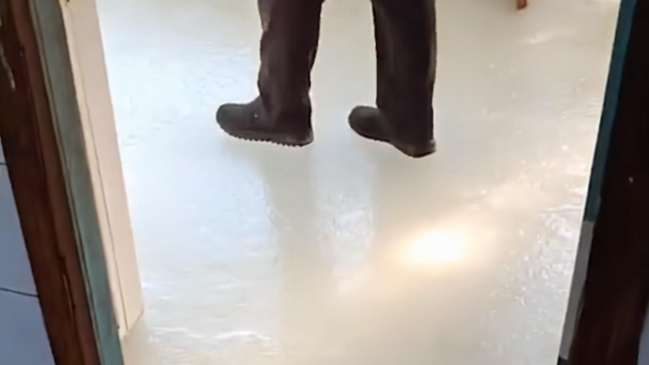 黑龙江一男子家中漏水未发现，冻出十几公分白色地砖，变成滑冰场