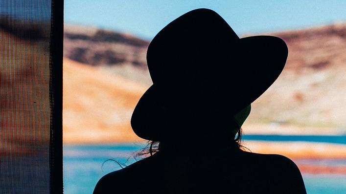 50岁女士穿背带裤扎丸子头、泡泡袖配小辫子，就是老黄瓜刷绿漆？